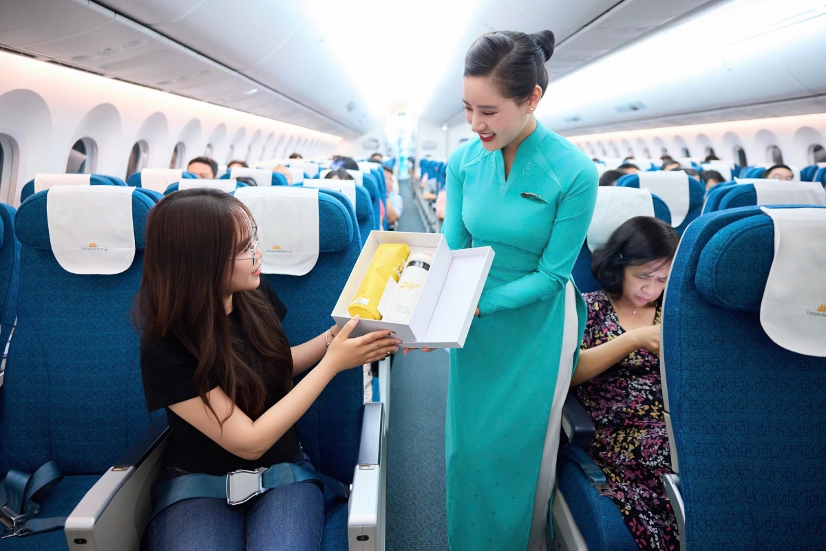 Ra mắt từ năm 2015, bộ đồng phục hiện tại với hai gam màu xanh ngọc và vàng, là bước tiến chiến lược trong nhận diện thương hiệu Vietnam Airlines – một hình ảnh thân thiện, thanh lịch và đậm chất Việt Nam. Thiết kế áo dài cách tân là sự kết hợp hài hòa giữa truyền thống và hiện đại đảm bảo sự tiện dụng trong môi trường làm việc trên không. Mẫu đồng phục này đã đưa giúp Vietnam Airlines lọt vào Top 3 giải thưởng “Hãng hàng không có đồng phục đẹp nhất thế giới" do Cabin crew 2024 đánh giá.