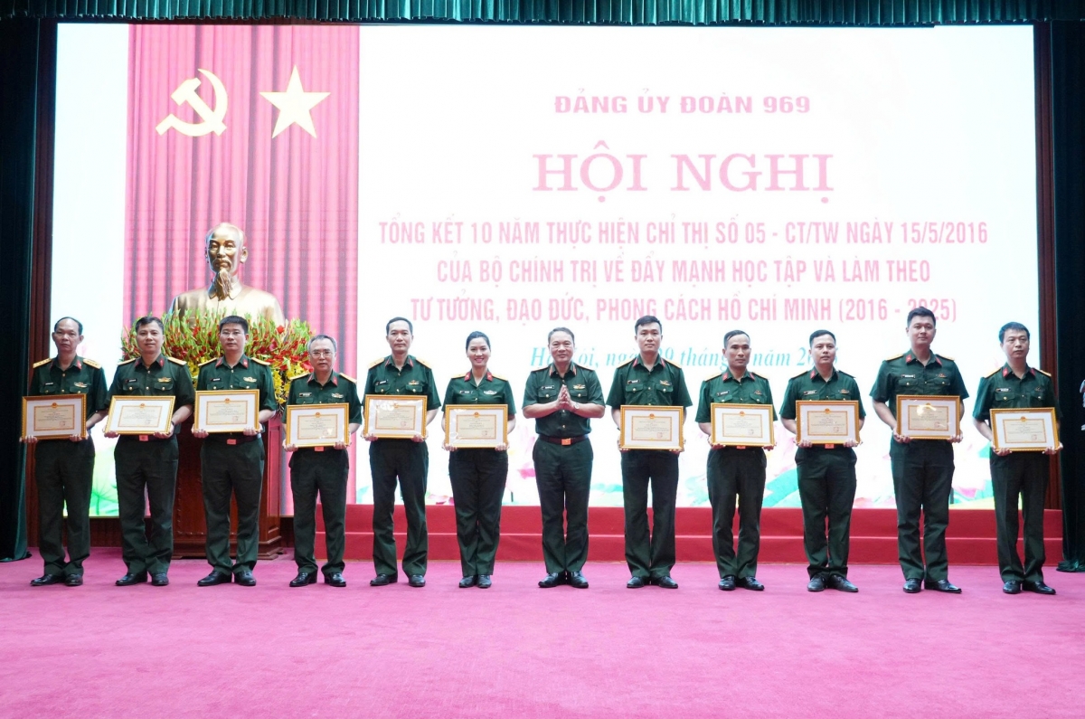 Những cá nhân tiêu biểu được nhận bằng khen.