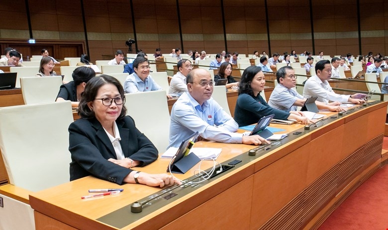 Đại biểu Quốc hội ấn nút biểu quyết thông qua nghị quyết về một số cơ chế, chính sách đặc biệt tạo đột phá trong công tác xây dựng và tổ chức thi hành pháp luật, trong phiên làm việc ngày 17/5/2025