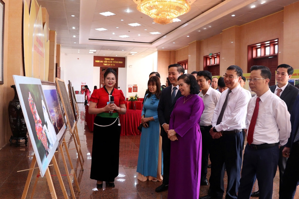 Đại biểu thăm quan gian trưng bày, triển lãm sách và ảnh với chủ đề "Lai Châu - Hành trình 10 năm học tập và làm theo lời Bác"