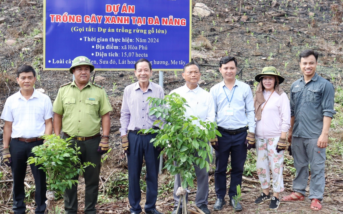 Đại diện các đơn vị, địa phương và người dân tại lễ phát động trồng rừng gỗ lớn ở xã Hòa Phú, huyện Hòa Vang