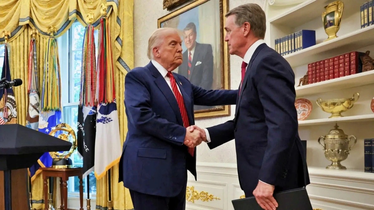 Tổng thống Donald Trump đã tổ chức lễ tuyên thệ cho ông David Purdue tại Nhà Trắng (Ảnh: Reuters).
