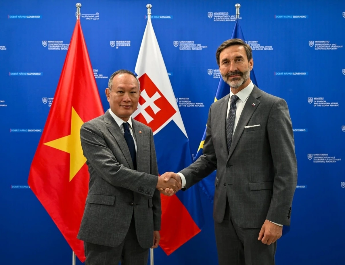 Đại sứ Việt Nam Phạm Trường Giang gặp và làm việc với Bộ trưởng Ngoại giao Slovakia Juraj Blanár.