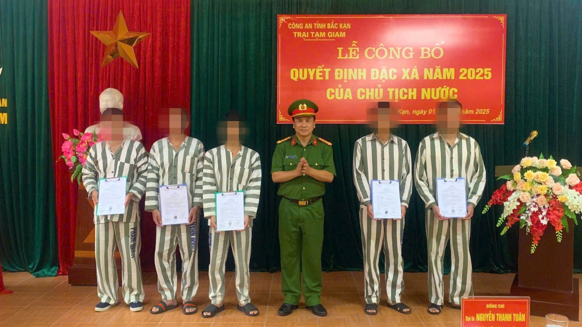 Đại tá Nguyễn Thanh Tuân, Phó Giám đốc Công an tỉnh Bắc Kạn trao Quyết định đặc xá của Chủ tịch nước cho 5 phạm nhân. Ảnh: CA Bắc Kạn