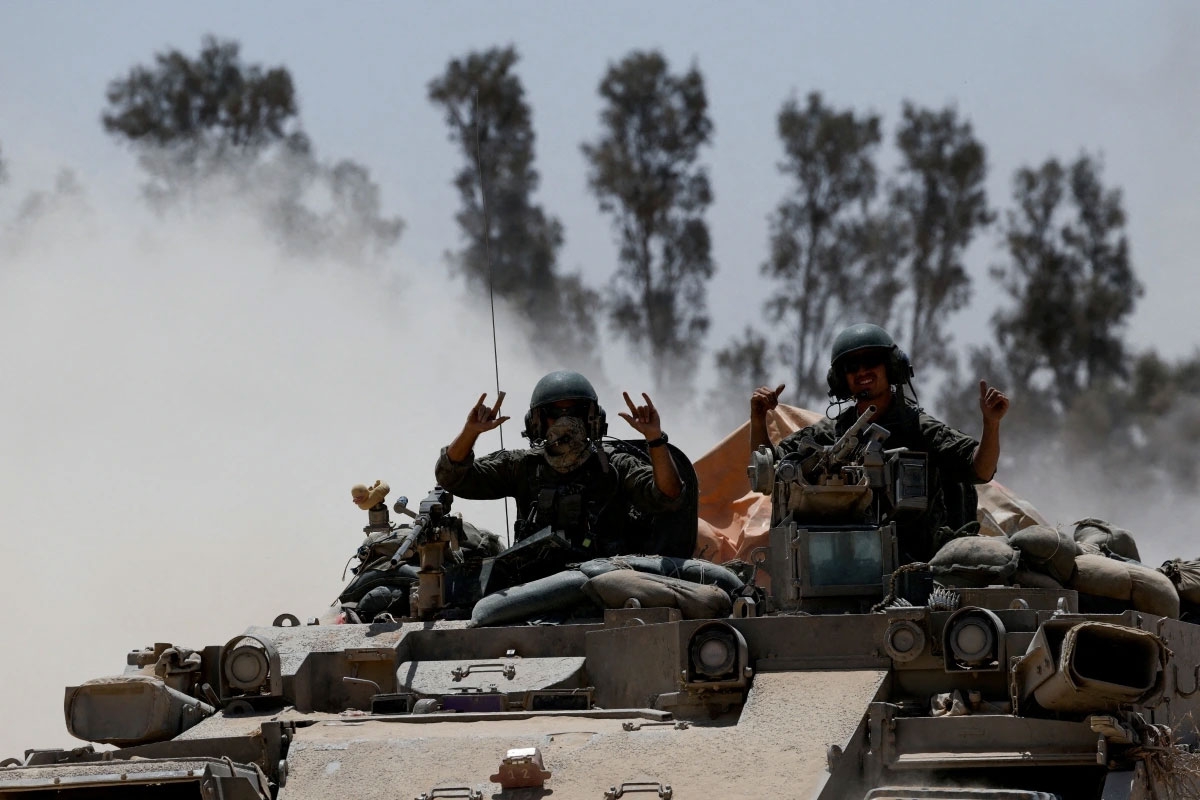 Xe quân sự di chuyển từ phía Israel của biên giới Israel- Gaza vào Gaza (Ảnh: Reuters)