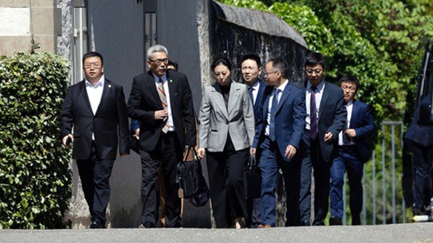Thành viên phái đoàn Trung Quốc rời khỏi nơi diễn ra cuộc đối thoại Mỹ - Trung tại Geneva ngày 10/5 - Ảnh: Reuters