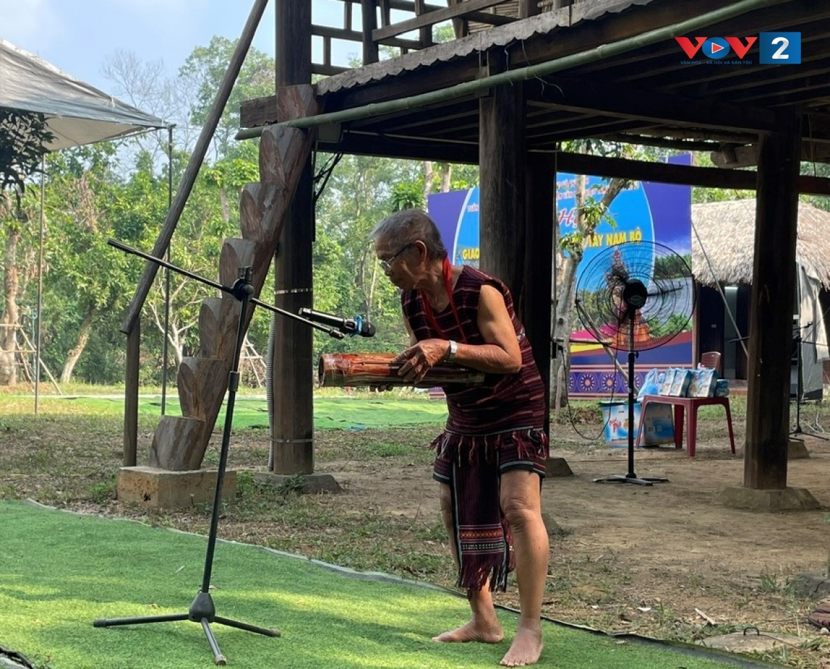 Nghệ nhân Điểu Liệt biểu diễn độc tấu với đàn Goong Cla