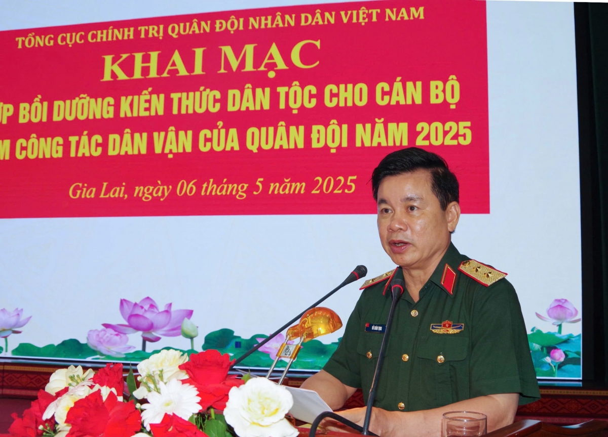 Trung tướng Đỗ Xuân Tụng, Phó chủ nhiệm Tổng cục Chính trị Quân đội nhân dân Việt Nam phát biểu khai mạc lớp tập huấn. (Ảnh: Nguyễn Thảo)