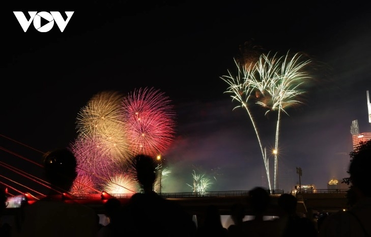 At Ba Son Bridge:1,500 high-altitude fireworks, 30 low-altitude racks, and 10 pyrotechnic setups
