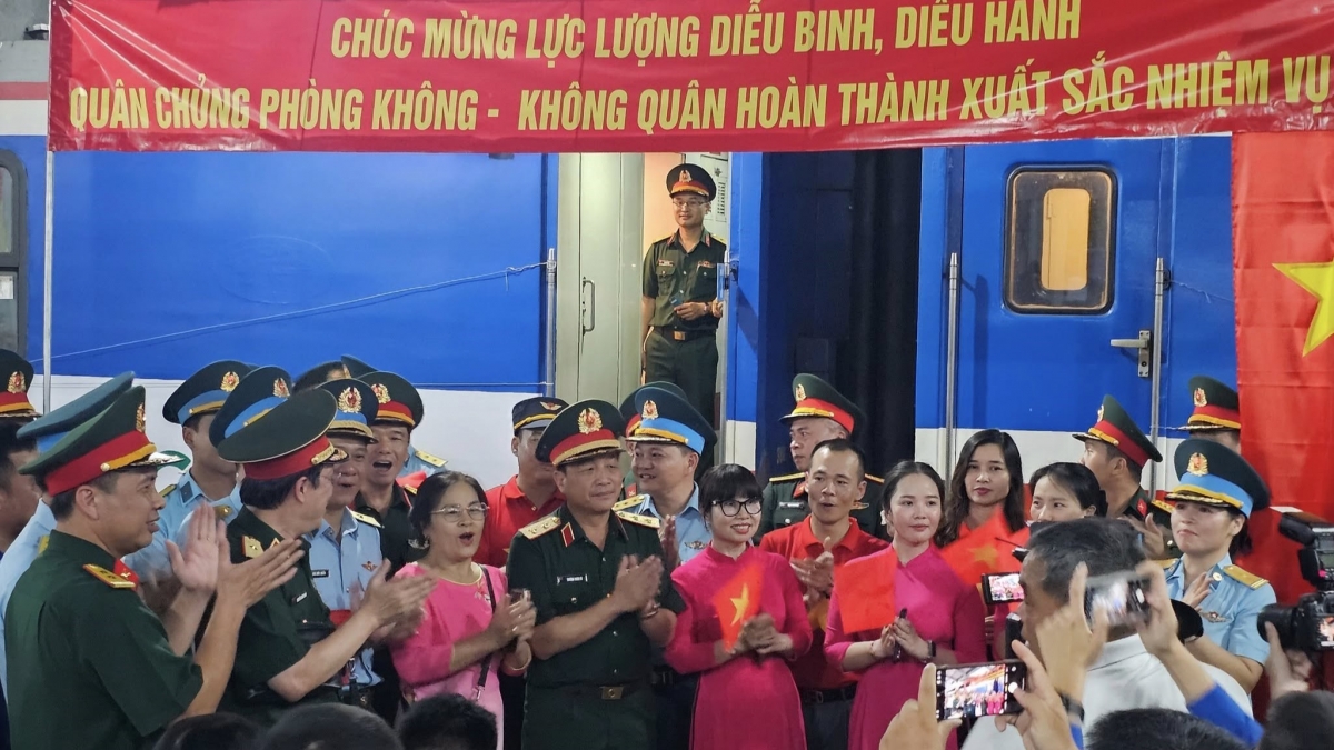 Giao lưu vui vẻ, chụp hình kỷ niệm giữa quân và dân (Ảnh: Bộ Chỉ huy quân sự tỉnh Đồng Nai)