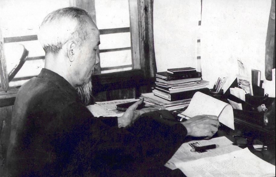 Bác Hồ làm việc tại tầng 2 Nhà sàn trong Phủ Chủ tịch, tháng 4/1960. Ảnh: Tư liệu TTXVN