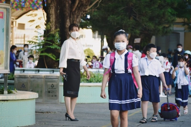 Học gần nhà, học sinh có thể đi bộ đi học, vừa rèn luyện sức khỏe, vừa giảm tải giao thông.