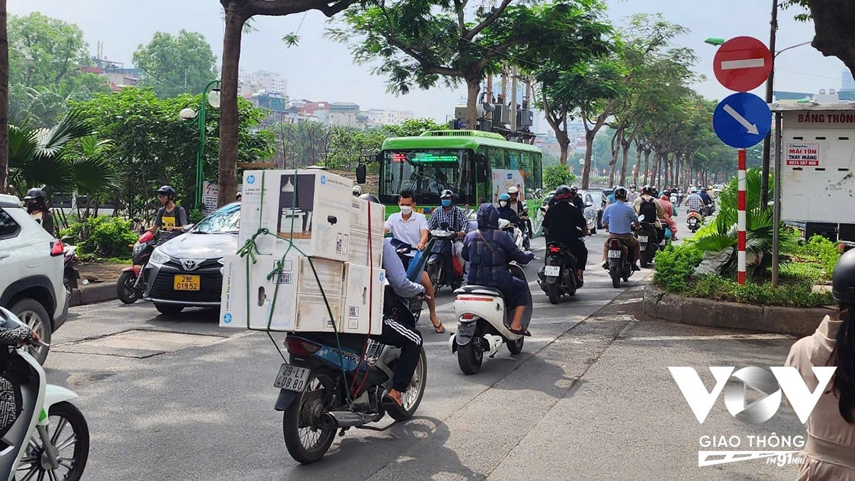 Mặc dù đã có biển cấm đi ngược chiều, nhưng nhiều phương tiện vẫn cố tình vi phạm đi ngược chiều