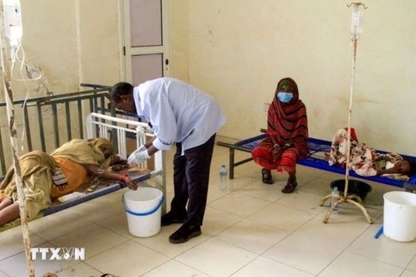 Bệnh nhân mắc bệnh tả được điều trị tại trung tâm cách ly ở Wad Al-Hilu, bang Kassala, Sudan (Ảnh: Getty Images/TTXVN)
