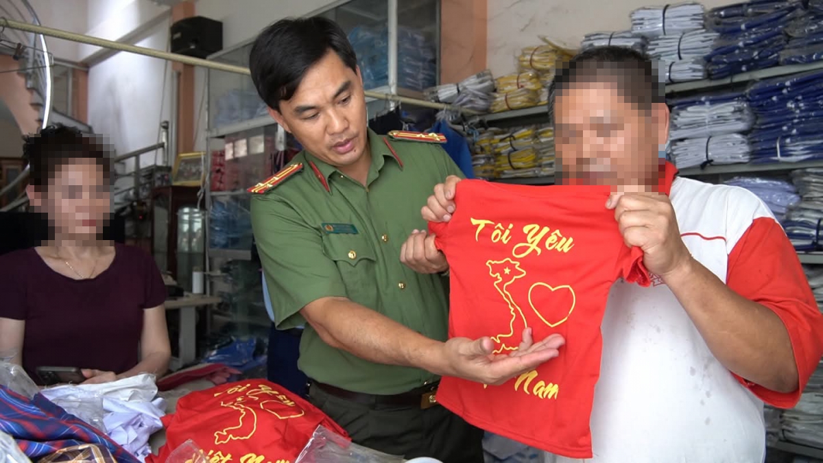 Những chiếc áo phông cờ đỏ sao vàng in hình bản đồ Việt Nam có nội dung sai lệch bị phát hiện.