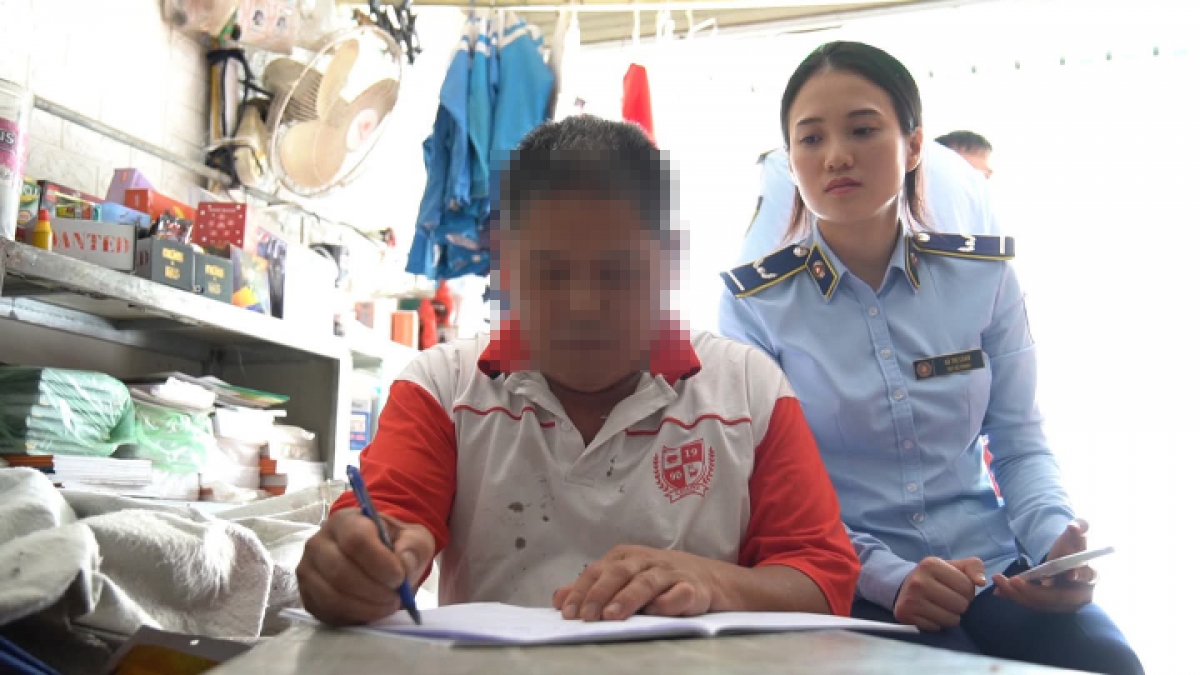 Tổ công tác đã lập biên bản, thu giữ toàn bộ số hàng vi phạm, đồng thời tiến hành tuyên truyền, nhắc nhở trực tiếp chủ cơ sở.