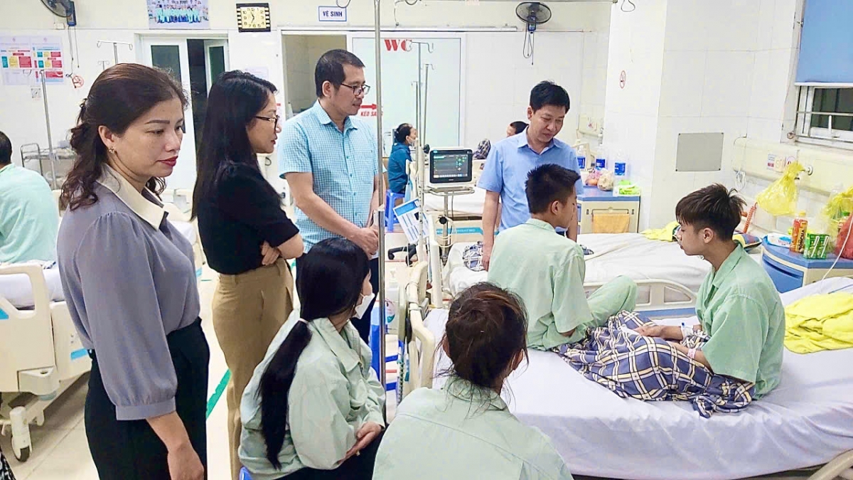 Đoàn công tác Bộ GDĐT đến thăm hỏi và động viên học sinh gặp nạn