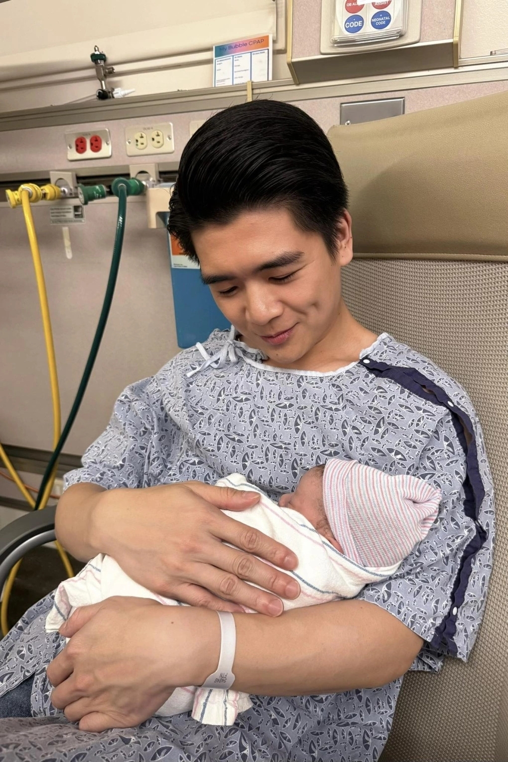 Sao Việt 19/5: Doanh nhân Đỗ Quang Vinh - anh chồng hoa hậu Đỗ Mỹ Linh - vừa đón em bé thứ ba tại Mỹ, sau 5 năm rưỡi có cặp song sinh đầu lòng.