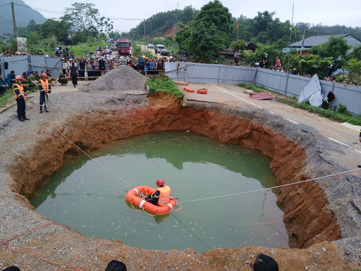 Dù đã huy động tối đa lực lượng, thiết bị và triển khai phương án khẩn trương, nhưng đến đêm 27/5, lực lượng cứu hộ tỉnh Bắc Kạn vẫn chưa thể tiếp cận vị trí nghi có người rơi xuống “hố tử thần”