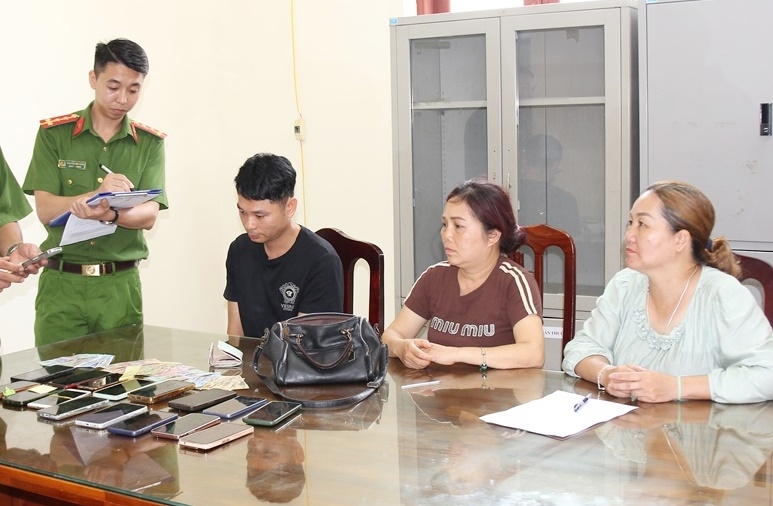 Các đối tượng cùng tang vật. (Ảnh: CACC)