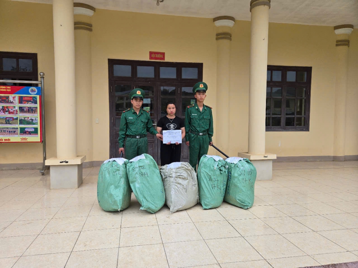 Đối tượng Hoàng Thị Tào cùng tang vật bị bắt giữ, tại đồn Biên phòng Tổng Cọt. Ảnh: Bộ đội Biên phòng Cao Bằng