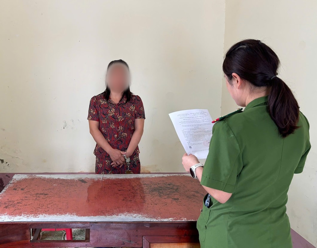 N.T.T.H. bị bắt giữ do buôn lậu hơn 5,5 tấn nguyên liệu thuốc lá