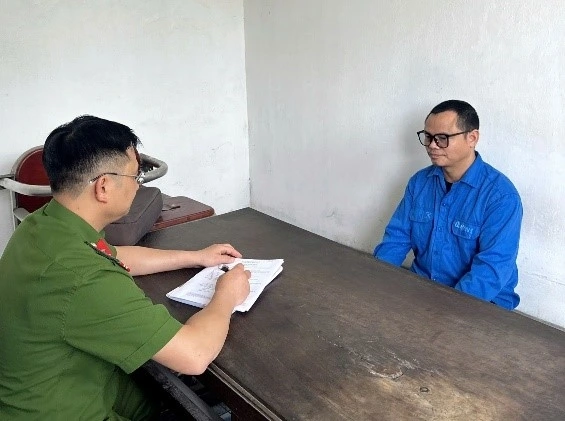 Đối tượng Trần Xuân Tạo bị tạm giam để điều tra về hành vi “Lừa đảo chiếm đoạt tài sản” và “Làm giả, sử dụng tài liệu giả của cơ quan, tổ chức”. (Ảnh: Công an Quảng Ninh)