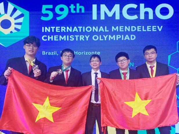 4 học sinh đoạt huy chương, gồm: Trần Trung Kiên (lớp 12, Trường THPT Chuyên Hà Nội - Amsterdam và Nguyễn Ngô Đức (lớp 12, Trường THPT Chuyên Phan Bội Châu, Nghệ An) đoạt huy chương Vàng; Đinh Trọng An (lớp 12, Trường THPT Chuyên Khoa học Tự nhiên, Đại học Quốc gia Hà Nội) và Trần Hoàng Nam (lớp 11, Trường THPT Chuyên Hà Nội - Amsterdam) đoạt huy chương Bạc