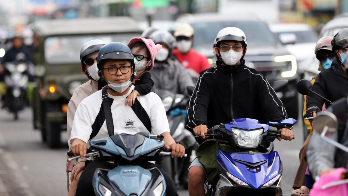 Dòng người đổ về TP.HCM khá đông nhưng không ùn tắc