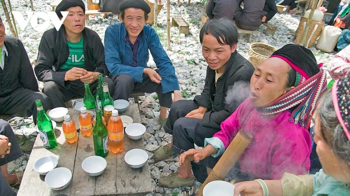 The market is a popular marketplace for residents not only in Pho Cao but also those from nearby communes like Van Chai, Lung Thau, and Sung La.