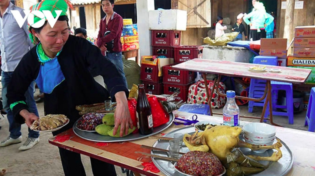 From five-coloured sticky rice (Xôi ngũ sắc), stew made from horse meat and offal (Thắng cố), and sour noodles (Phở chua) to brocade, herbs, handbags, and watches, everything can be found at Pho Cao market.