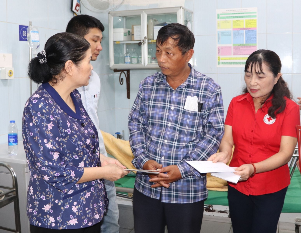 Bà Giàng Páo Mỷ cùng lãnh đạo tỉnh, đại diện các sở, ngành thăm hỏi, động viên người bị thương