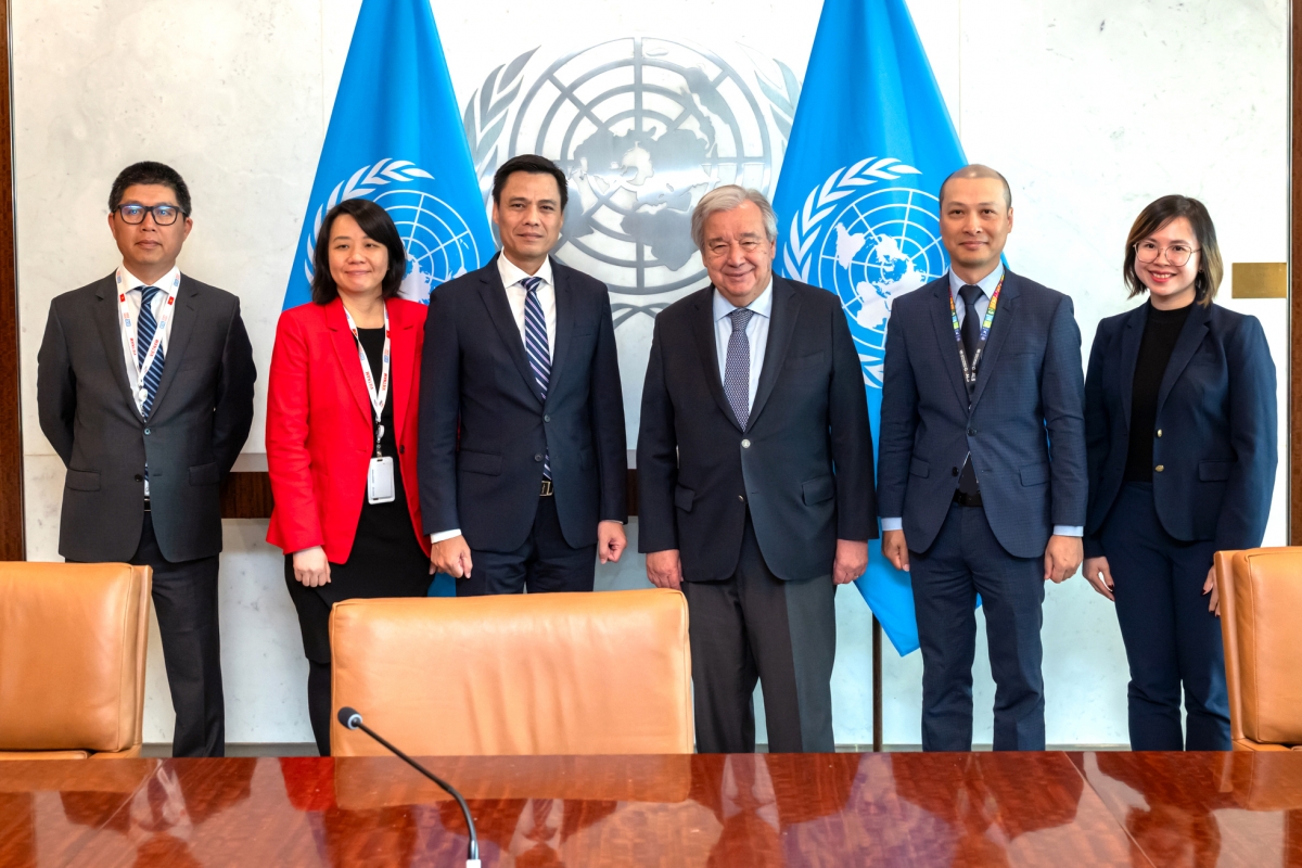 Đại sứ Đặng Hoàng Giang cùng cán bộ phái đoàn và Tổng thư ký LHQ Antonio Guterres