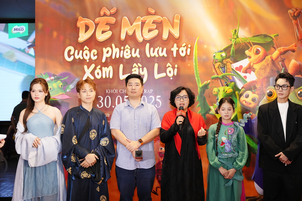 Đạo diễn Mai Phương (thứ 3 từ phải sang) chia sẻ tại họp báo tối 29/5