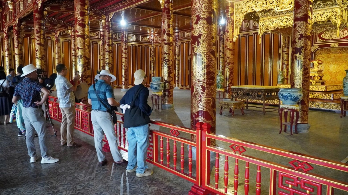 Du khách tham quan điện Thái Hòa, đại Nội Huế