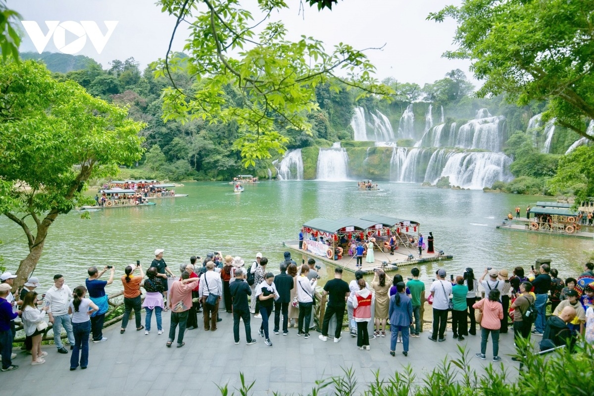 Du khách chiêm ngưỡng thác Bản Giốc của Việt Nam.
