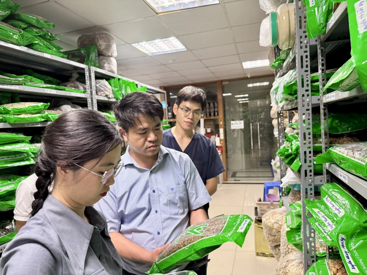 TS.DS Trần Minh Ngọc - Phó Cục trưởng Cục Quản lý Y, Dược cổ truyền - Trưởng đoàn kiểm tra của Cục Quản lý Y, Dược cổ truyền kiểm tra tại Phòng khám chuyên khoa Y học cổ truyền Quốc Y Đường ở Hà Nội chiều 21/5