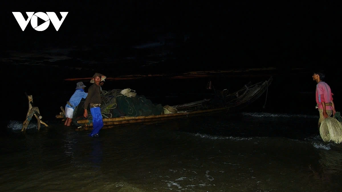 "Keo luoi rung" is a long-standing conventional method of catching seafood which makes use of nets to catch fish near the seashore in the early morning.