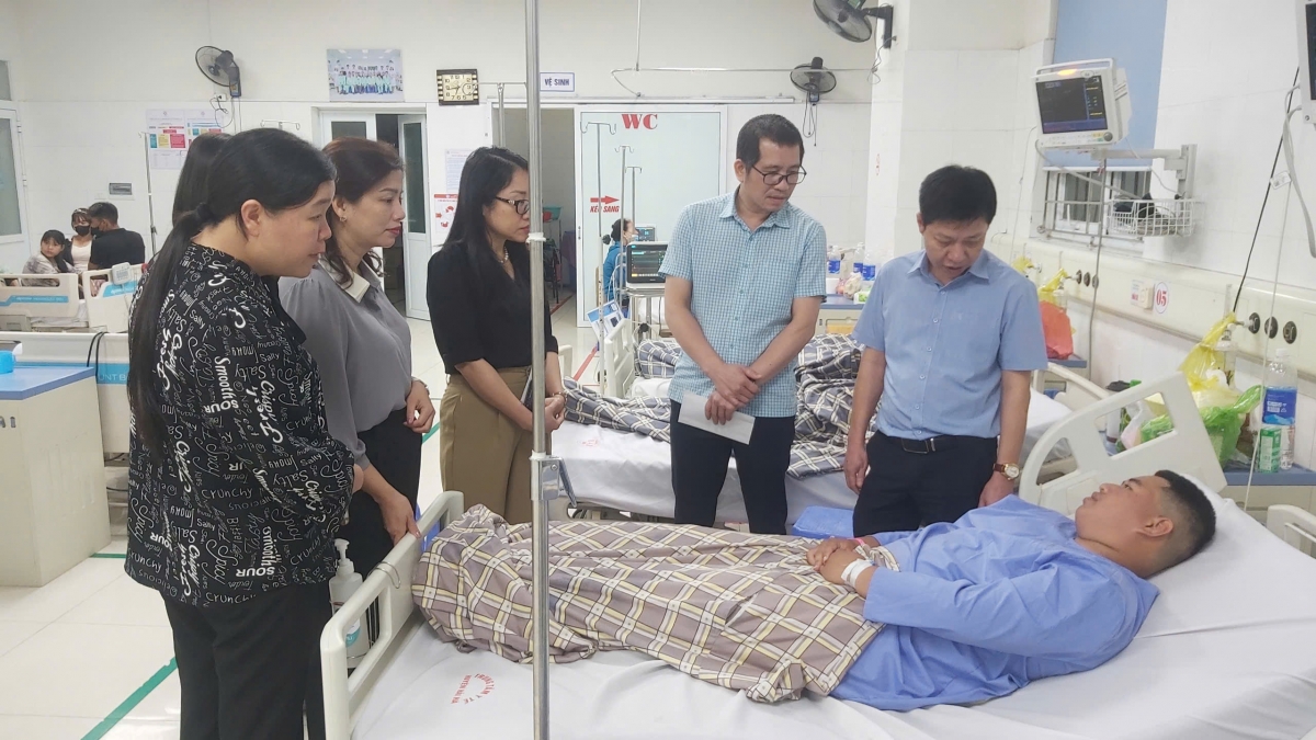 Đoàn cán bộ Bộ GDĐT chia sẻ, động viên các em học sinh và gia đình