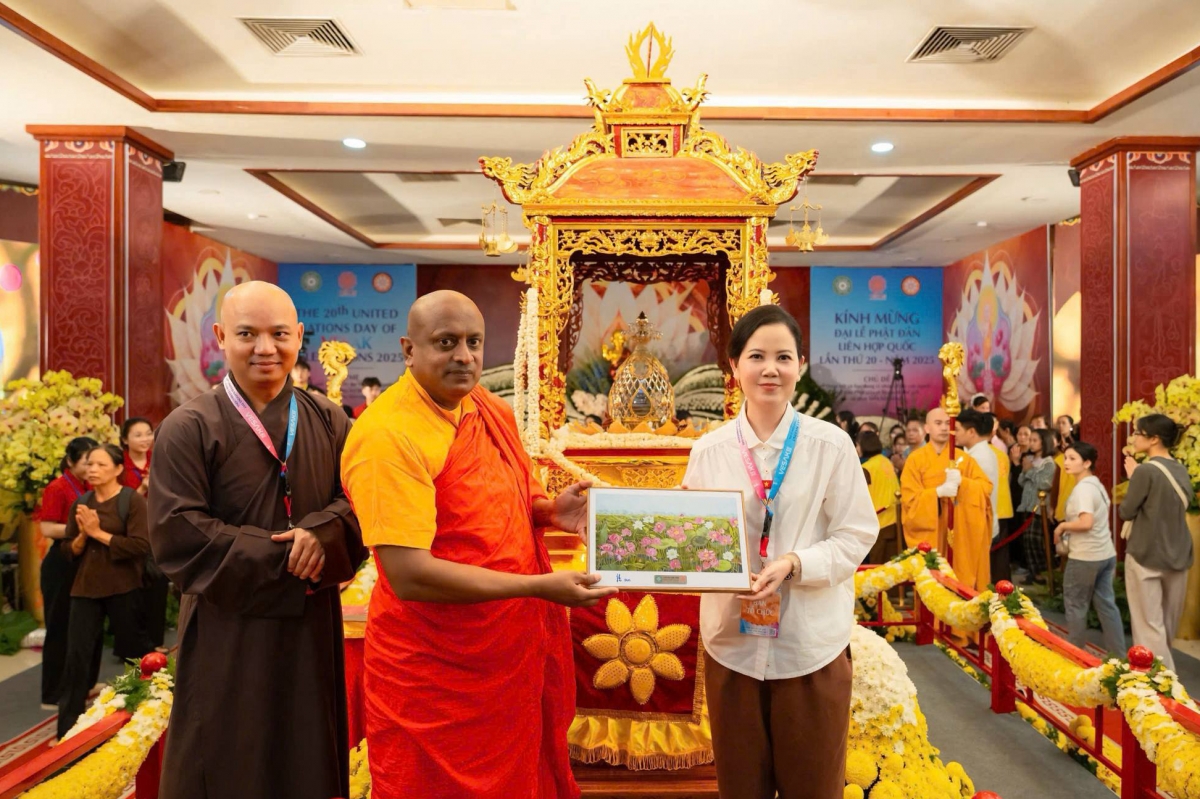 Hoạ sĩ Kim Đức tặng bức tranh “Liên hoa tịnh cảnh” tới Thầy Ven Sumiththananda There đến từ Ấn Độ - người Tháp tùng Xá lợi Đức Phật về Việt Nam.