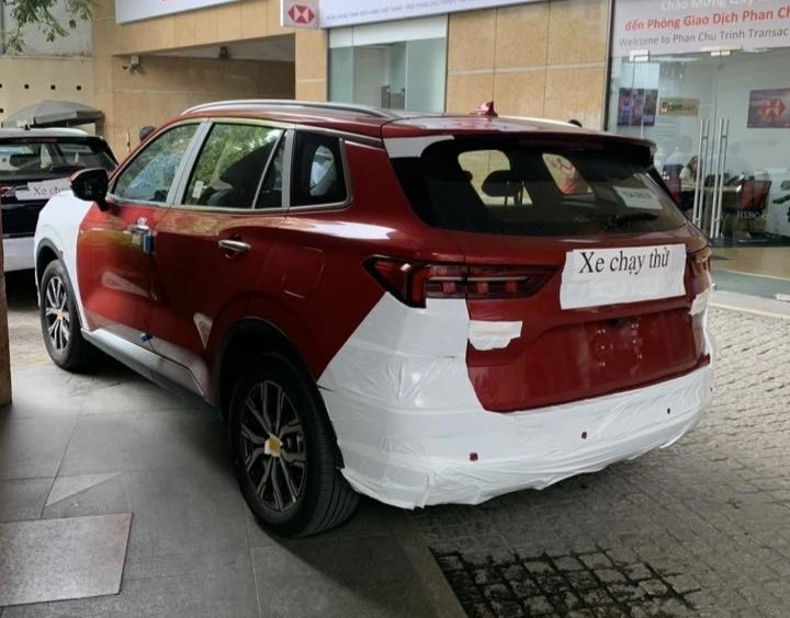 Hình ảnh Ford Territory 2025 chạy thử trên đường phố Hà Nội.