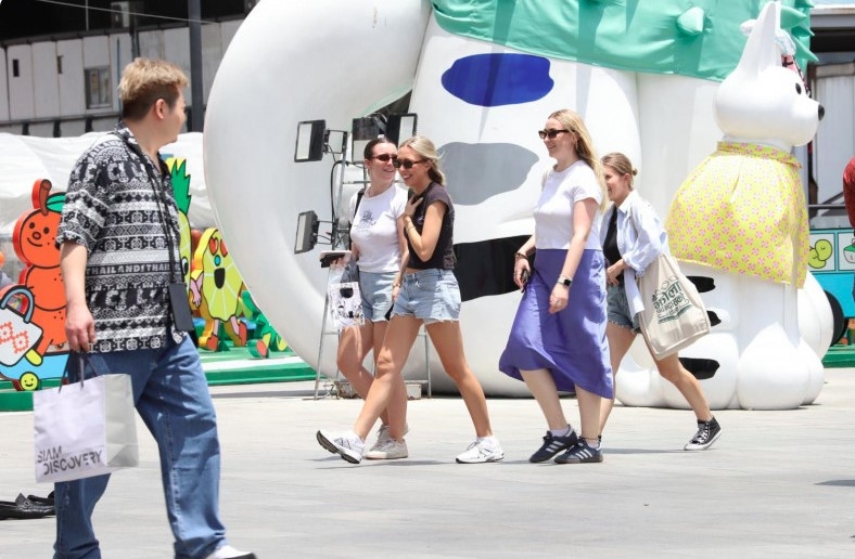 Tourists stroll the Pathumwan intersection skywalk. Tourism operators say Thailand is losing its appeal, as Vietnam offers more new infrastructure. (Photo: Apichart Jinakul/Bangkok Post)
