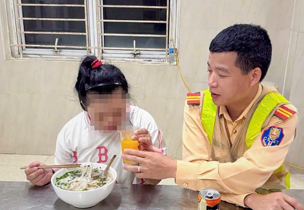 Lực lượng chức năng đưa cháu bé về chăm sóc
