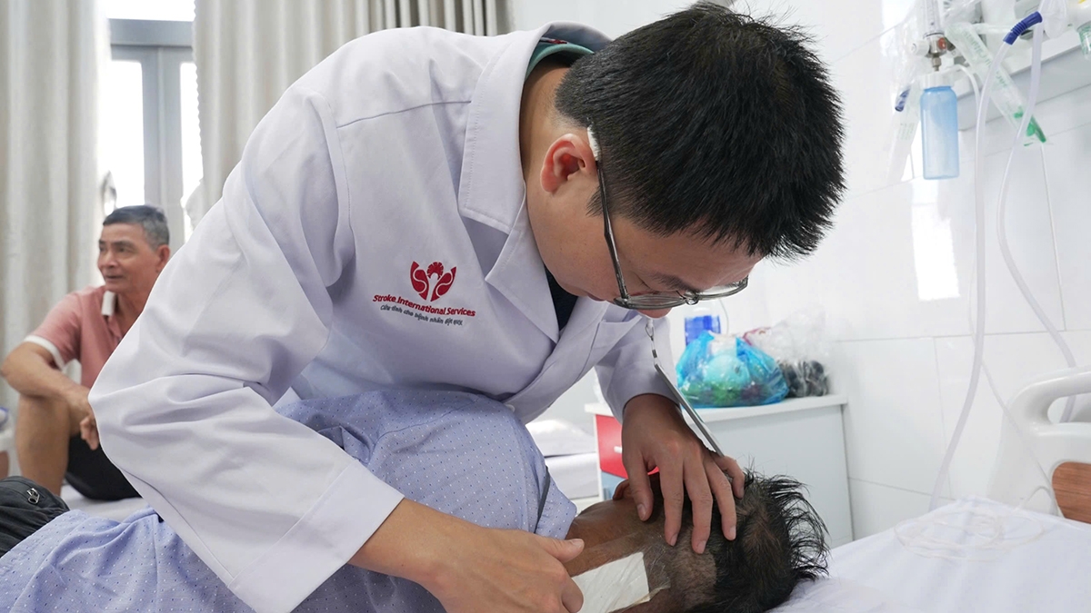 Các bác sĩ thăm khám bệnh nhân sau mổ