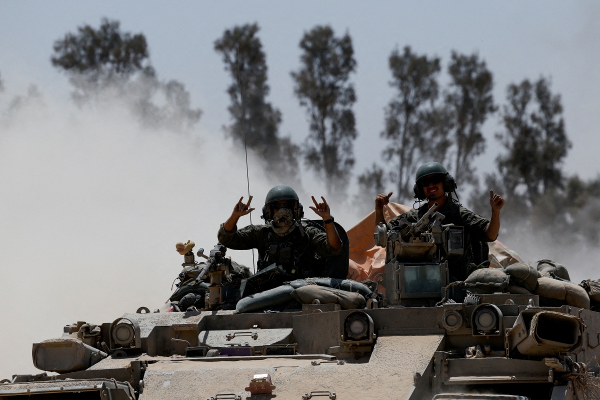 Xe quân sự di chuyển từ phía Israel của biên giới Israe l- Gaza vào Gaza. (Ảnh: Reuters)