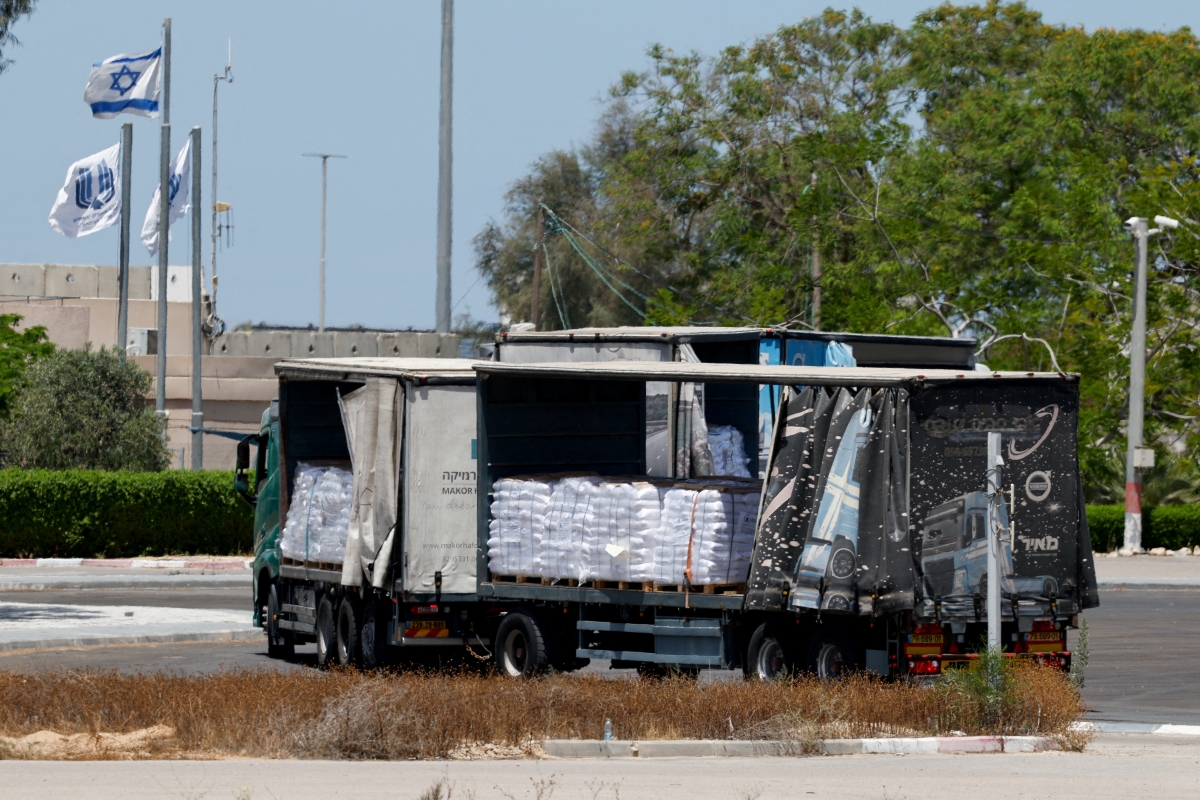 Những chiếc xe tải chở hàng cứu trợ tại cửa khẩu Kerem Shalom giữa Israel và Gaza. (Ảnh: Reuters)