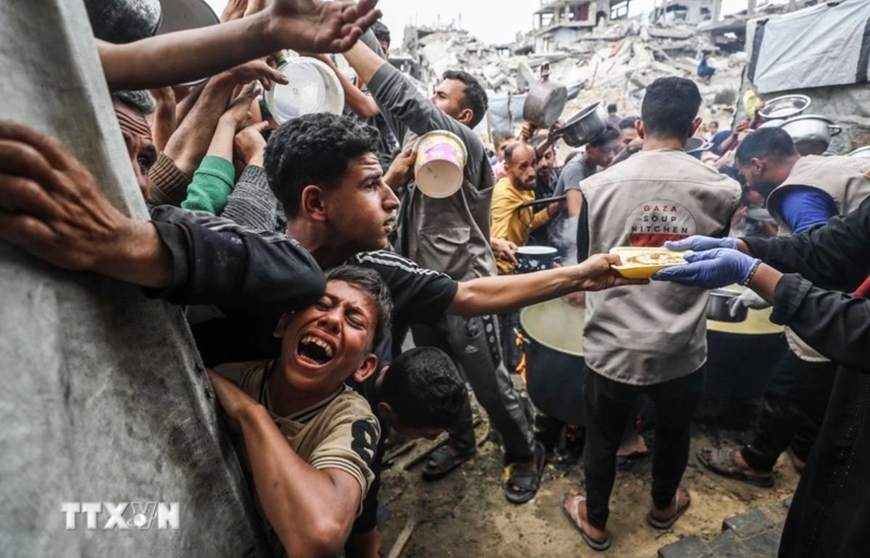 Người dân Palestine chờ được phát thực phẩm cứu trợ tại Gaza.