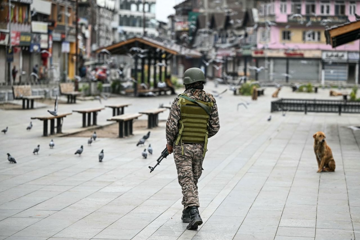 Binh sỹ Ấn Độ tuần tra tại Srinagar. Ảnh: Getty