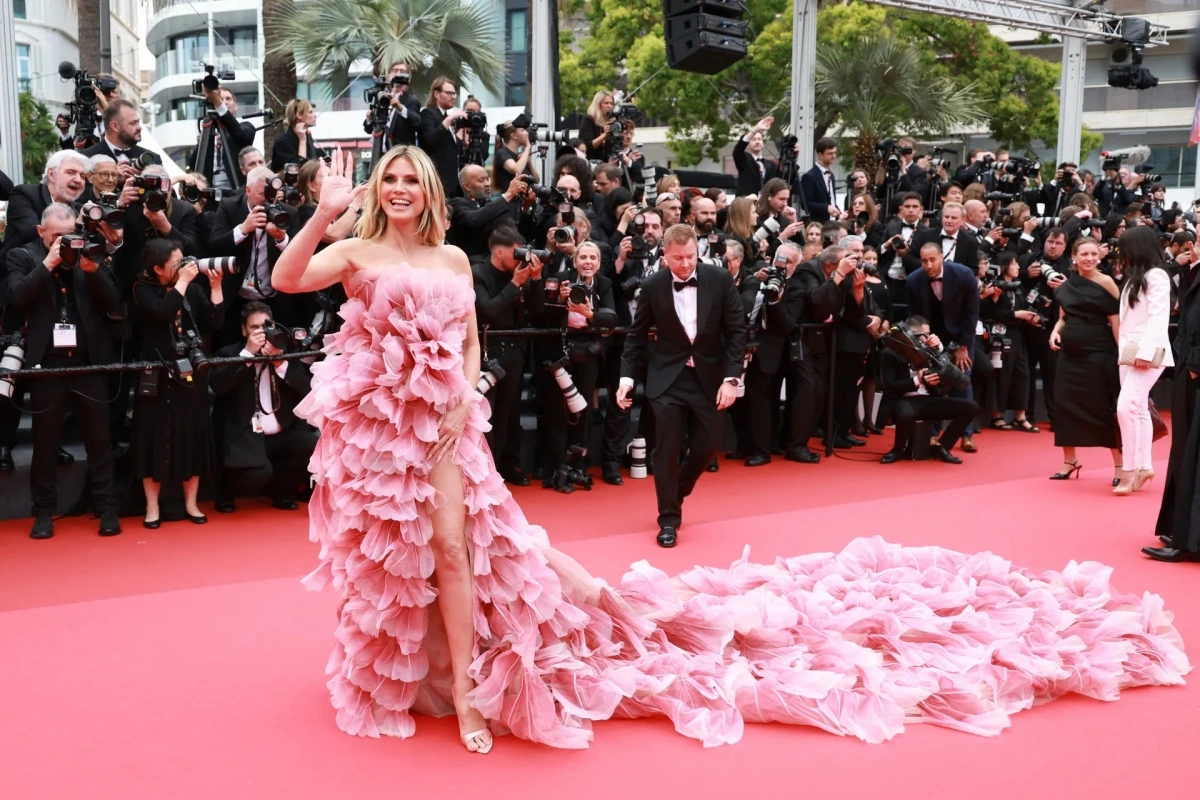 Heidi Klum như một đóa hoa trên thảm đỏ.