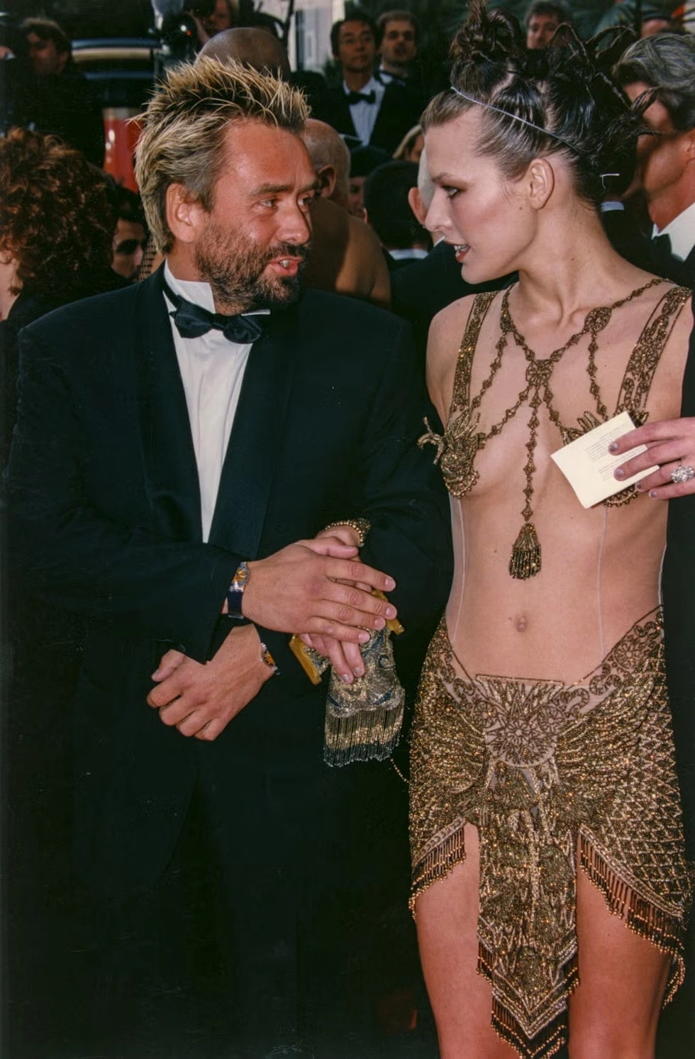 Milla Jovovich mặc trang phục của John Galliano đến buổi ra mắt phim "The Fifth Element" năm 1997